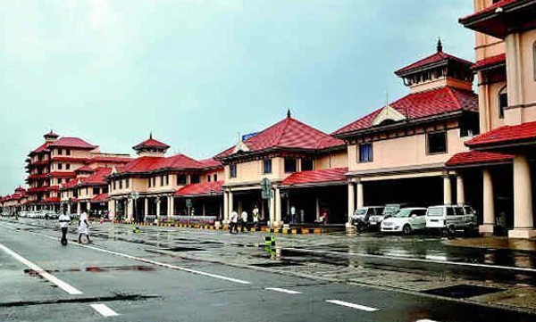 നെടുമ്പാശ്ശേരിയില്‍ യാത്രക്കാരനില്‍ നിന്നും 23 ലക്ഷം രൂപയുടെ സ്വര്‍ണ്ണം പിടികൂടി