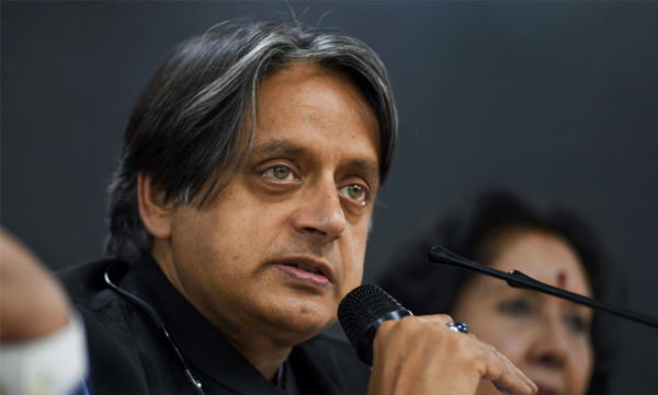 sasi tharoor say sorry for kejriwal
