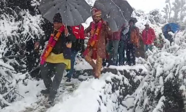 Heavy snowfall; groom walks four k.m to bride's home