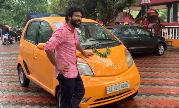 Gauthamante Radham movie review