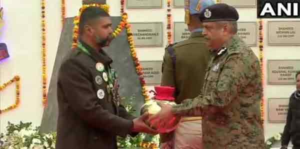 umesh honour as collecting soil from the pulwama attack martyrs 