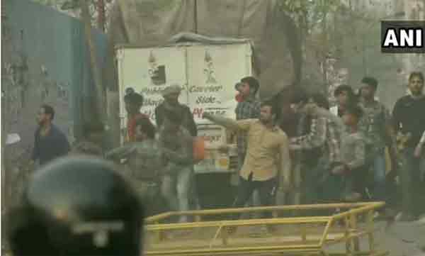 clash between two groups in caa protest in delhi 