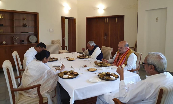 Naveen Patnaik hosts leaders; Mamatha Banerjee, Amit Shah attend together