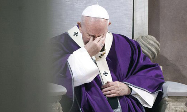 corona fear in italy: pop quit church prayer