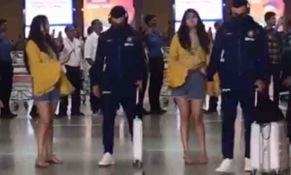 virat kholi refuses to take selfie with fan 