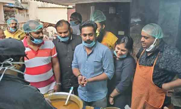 asif ali and his wife joins with community kitchen workers 