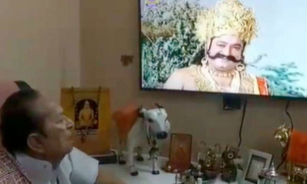 Actor Arvind Trivedi , Raavan watching ramayan retelecast video viral