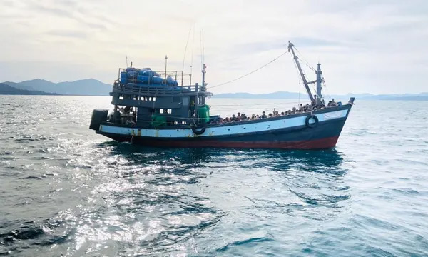 Bangladesh rescues hundreds of Rohingya drifting at sea