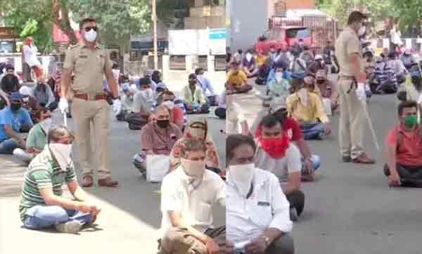 lock down violation pune police made people to sit four hours on road 