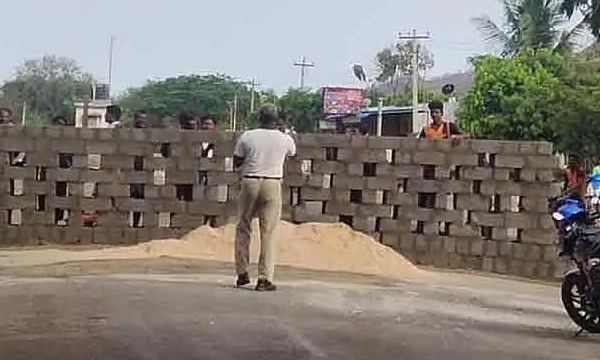 off from their neighbours by building walls and digging trenches