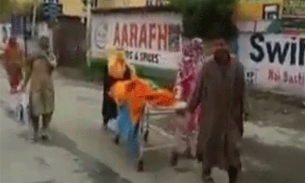 doctors didnt gove ambulence to take pregnant lady's body