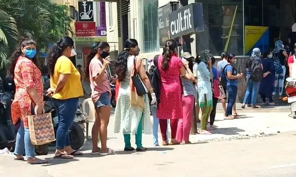 12.4 lakh litres of alcohol sold in karnataka on firstday