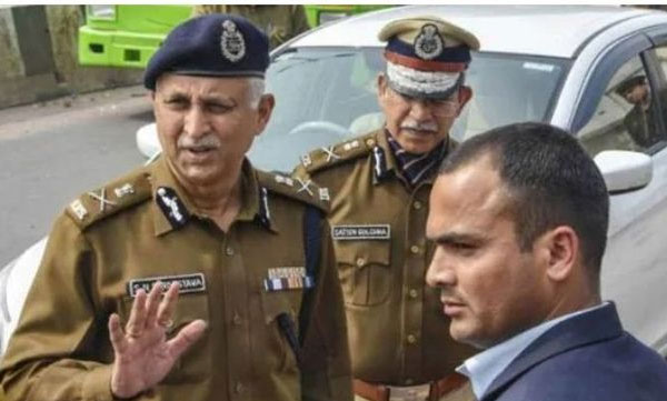 cant take risk for the life of police officers to send manage liquior shop crowd says delhi police commisioner 