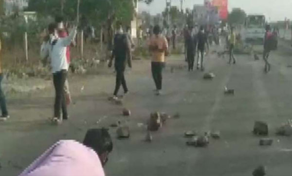 migrant labours attack cars due to train cancelled 