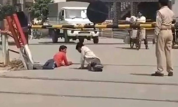 police got suspension for beaten migrant labours for no reason 