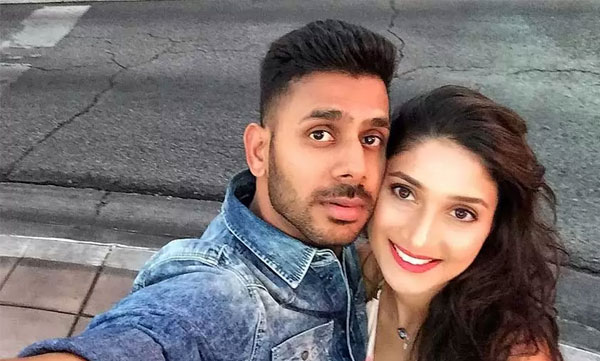 manoj tiwaris wife susmita against the critics on him