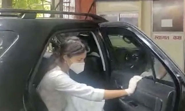 Sushant's death : Rhea Chakraborthy grilled by mumbai cops : Admits the couple fought. 