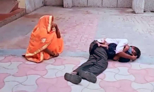 hospitals didnt give the treatment baby died parents crying with body 