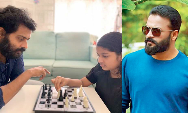 actor jayasurya gives a funny comment to naren playing chess