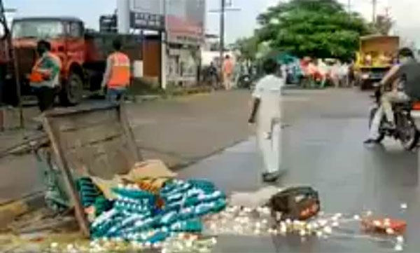 Egg Seller's Cart Overturned by civic official