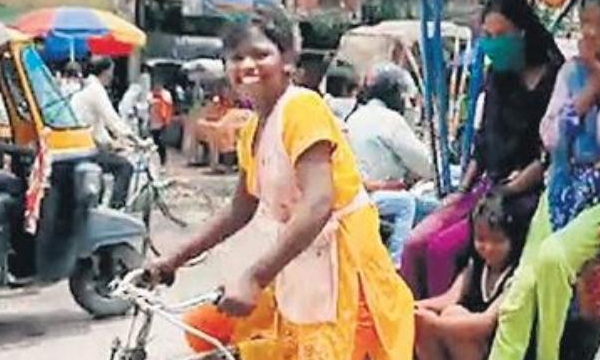 14-year-old girl pedals rickshaw to help kin 