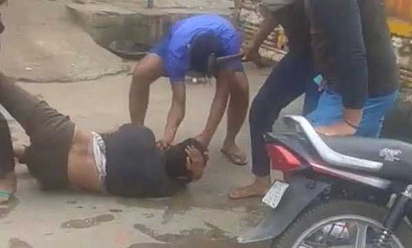 Man bashed by cow vigilantes in Gurugram, cops stands as spectators