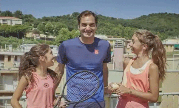 roger federer surprises italian girls
