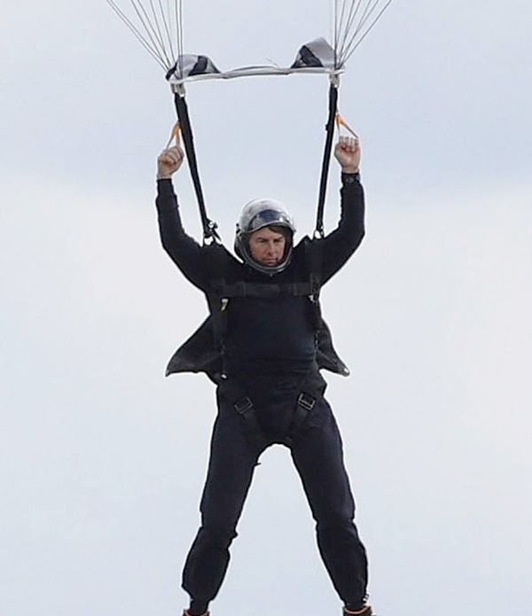 tom cruise performed sky diving from 10000 ft for mission impossible 