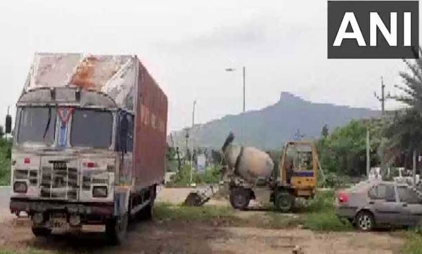 smart phone, rs 2 crore looted from a vehicle