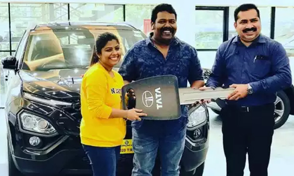 actor-noby-bought-tata-harrier-dark-edition.