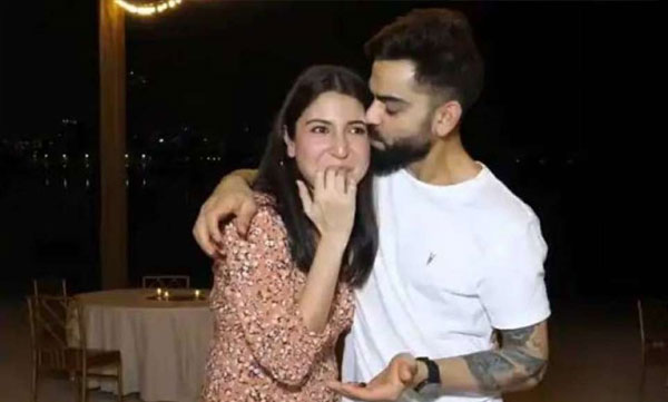 anushka and virat celebrating happines of pregnancy with rcb team members 