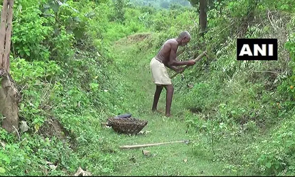 30 വര്ഷം കൊണ്ട് മൂന്ന് മീറ്റര് നീളത്തില് കനാല്: വറ്റിവരണ്ട ഗ്രാമത്തിലേക്ക് 'നീര്ച്ചൊലൊരുക്കി' ബിഹാറിലെ ഒരു കര്ഷകന്!