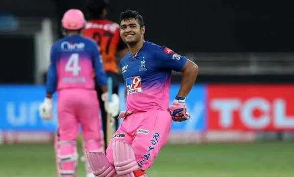 Riyan Parag Teaches Groovy Bihu Dance Move To Rahul Tewatia 