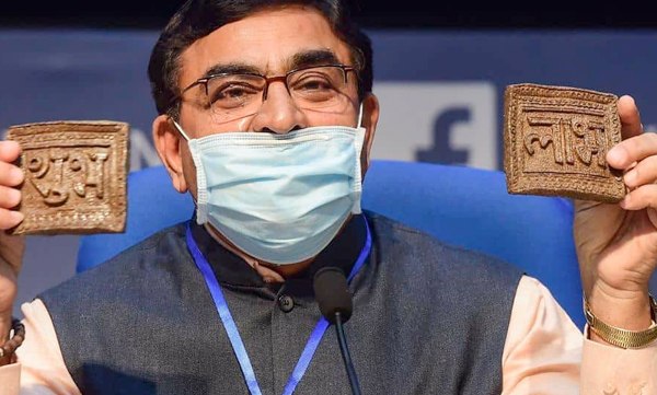 Cow dung ‘chip’ reduces radiation from mobiles: Rashtriya Kamdhenu Aayog chief