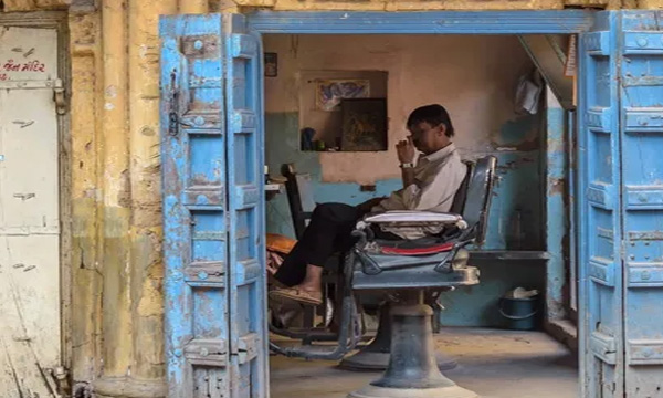 താഴ്ന്ന ജാതിക്കാരുടെ മുടിവെട്ടിയതിന് ബാര്‍ബര്‍ക്കും കുടുംബത്തിനും ഊരുവിലക്ക് ; അവര്‍ണ്ണര്‍ക്ക് നിരക്ക് വര്‍ദ്ധിപ്പിക്കാന്‍ പറഞ്ഞിട്ട് അനുസരിച്ചില്ല