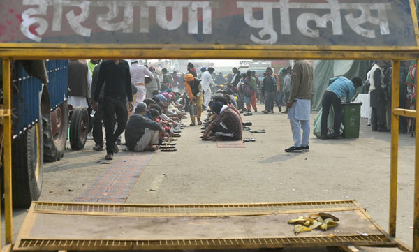 Mamata Makes 'Multiple Calls' to Protesters at Singhu Border