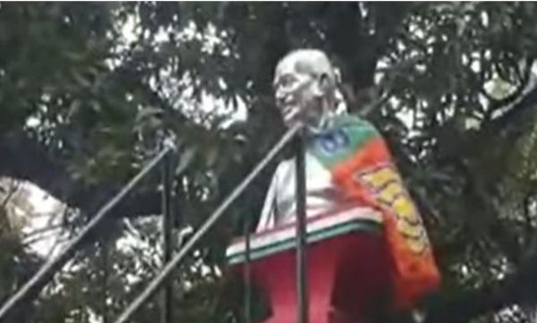 പാലക്കാട് നഗരസഭയുടെ ഗാന്ധി പ്രതിമയില്‍ ബി.ജെ.പി. കൊടി നാട്ടി; പ്രതിഷേധം ശക്തം 