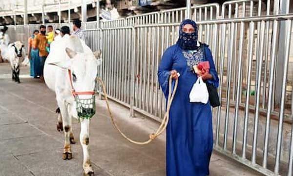 Muslim women in temple 