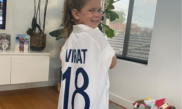 virat kohli gives his signed jersey to david warners daughter