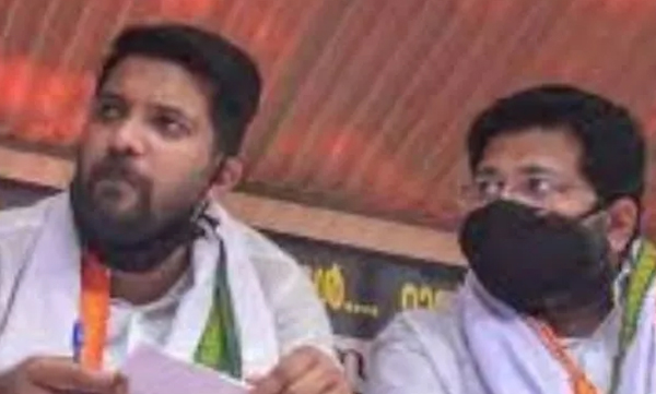 psc protest medical team checked health condition of shafi parambil and ks sabarinathan