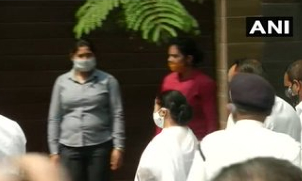 mamata banerjee reaches abhishek banerjee s residence ahead of cbi questioning of his wife