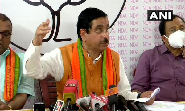 union minister criticizing congress, left