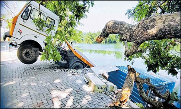  Container lorry fell in periyar due to heavy wind 