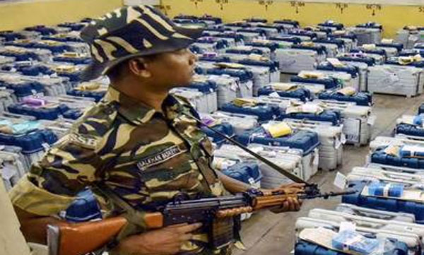 returning officer trying to open strong room, udf, bjp opposed