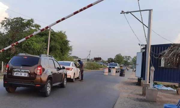 strict control in karnataka only goods lorries can cross the border from wayanad