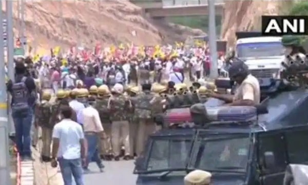 clash in farmers protest in chandigarh police fired water cannon 