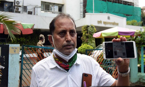 Thane man receives his death certificate