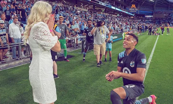 American Football Player Proposes To Girlfriend On Pitch