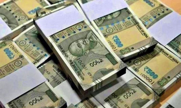 fake currency; 5 held in piravam 