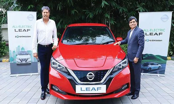 world-ev-day-nissan-india-presents-leaf-ev-to-kapil-dev